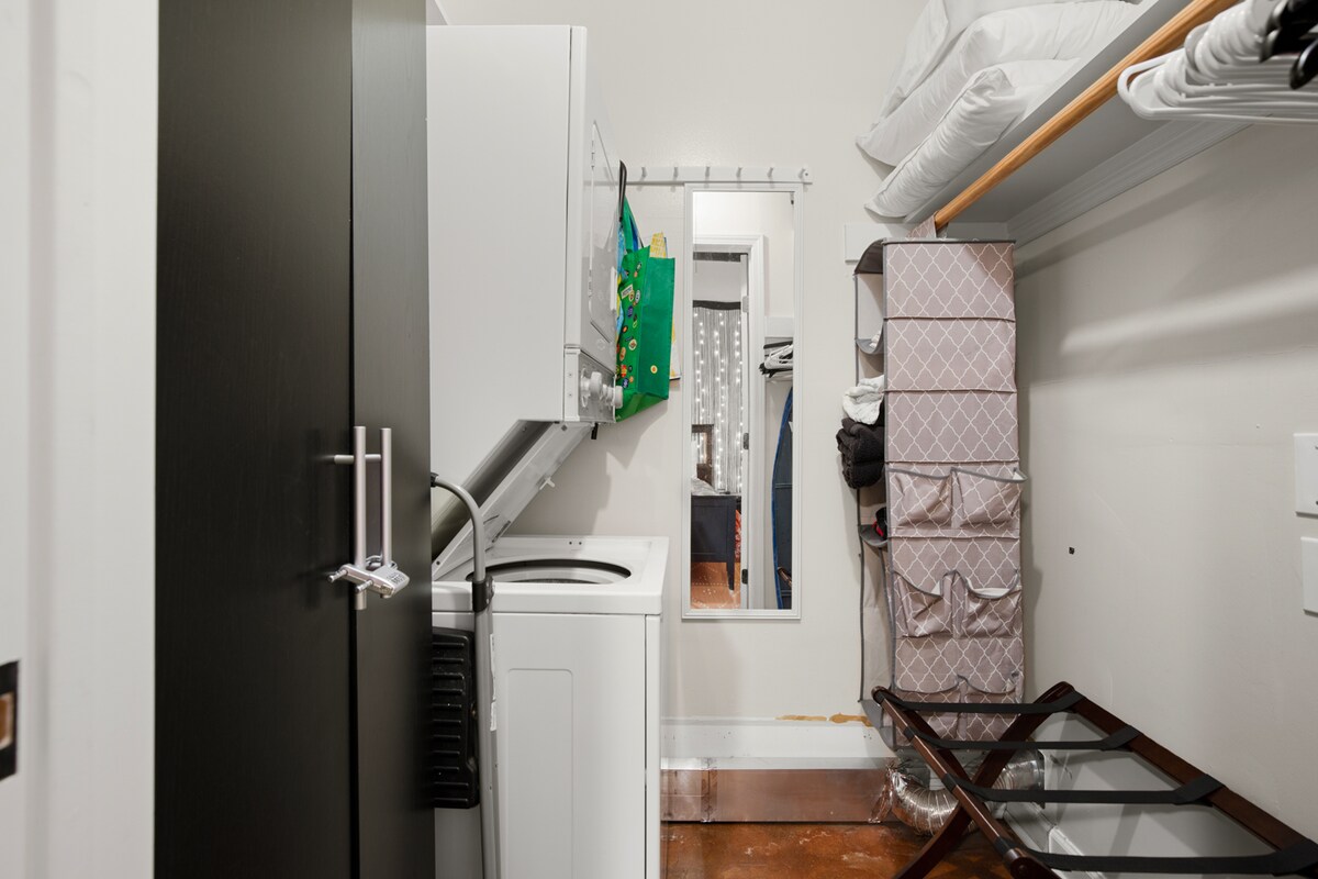 Comfy 1 bed w/pool: W 6th, DT, ACL, walkable
