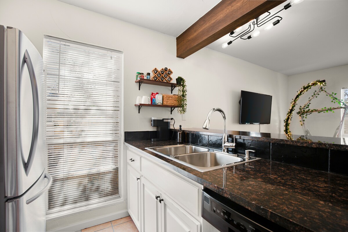 Comfy 1 bed w/pool: W 6th, DT, ACL, walkable