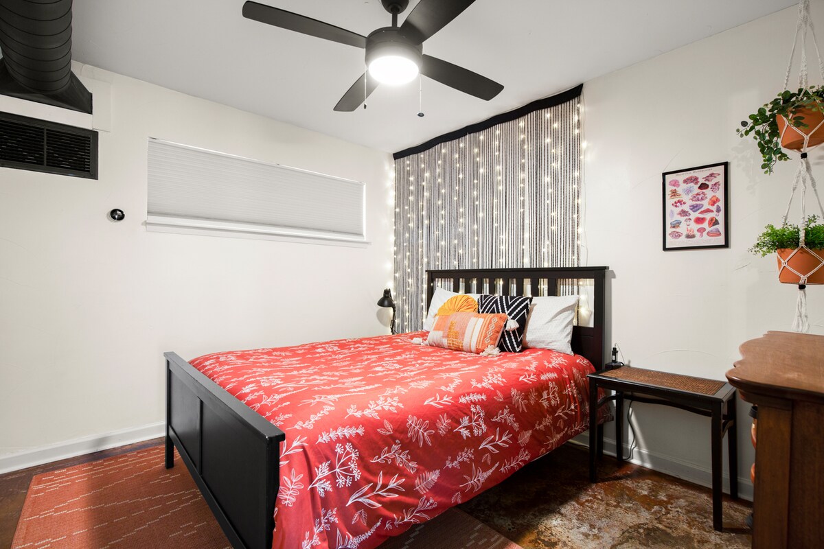 Comfy 1 bed w/pool: W 6th, DT, ACL, walkable