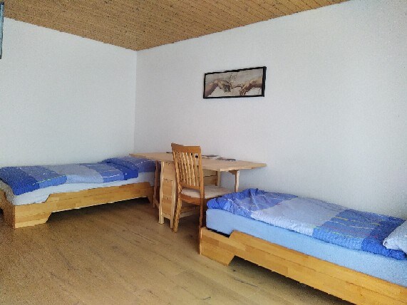 Habitación doble con 2 camas individuales de 90 a 200 m. Habitación de 15 m2 con balcón.