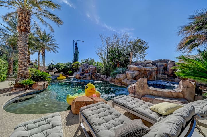 Insta-worthy Vegas Mansion – 12 Mins from Strip