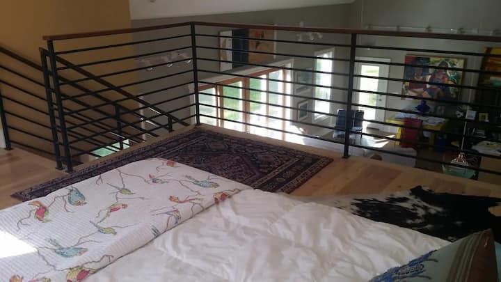 Ხედი ლოფტის საძინებლიდან.