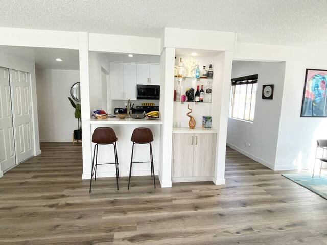High-end remodeled 2bed/2bath with Pool gallery image 4