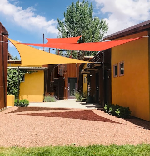 Delightful Condo, Great Patio and Yard Downtown