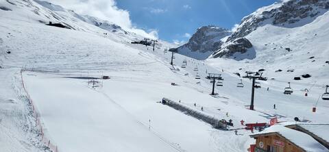 Top performing Airbnb: Le Borsat, on the slopes, magnificent view, 4 people. in Tignes