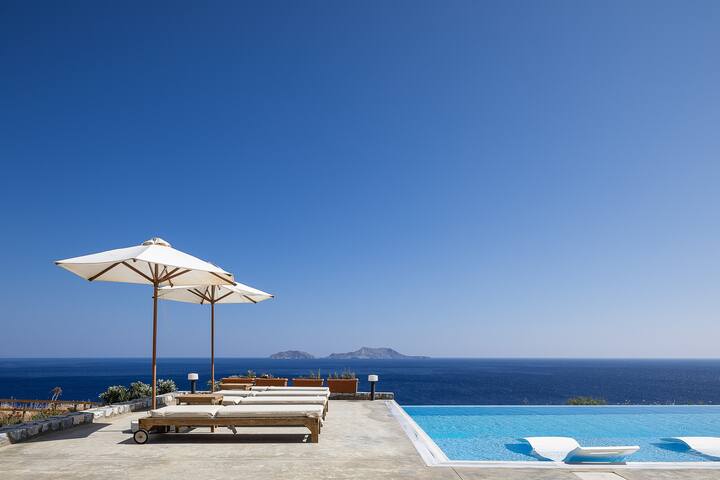 Stunning Seafront complex with 2 infinity pools! gallery image 3