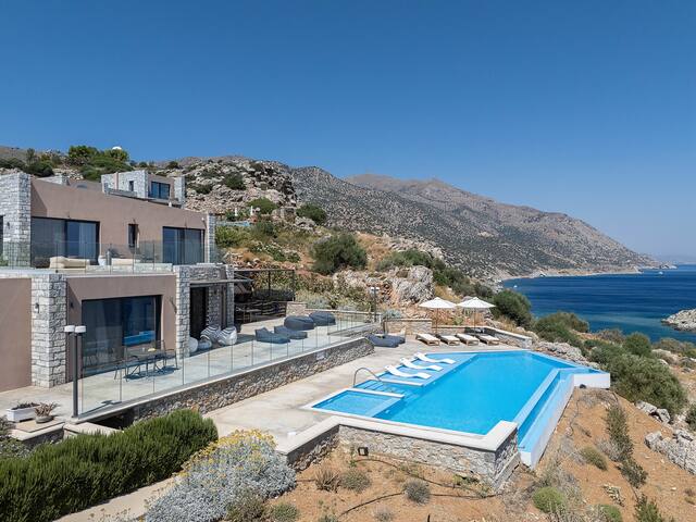 Stunning Seafront complex with 2 infinity pools! gallery image 5