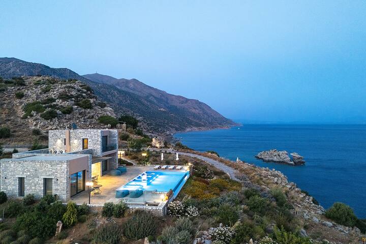 Stunning Seafront complex with 2 infinity pools! gallery image 4
