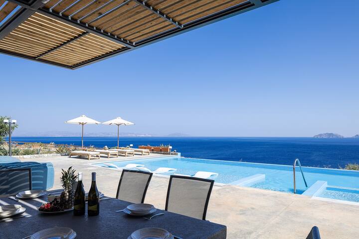 Stunning Seafront complex with 2 infinity pools! gallery image 2