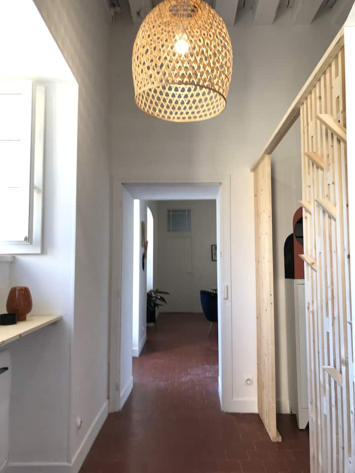 Entrée du logement, le dortoir se situe sur la droite, derrière le claustra...