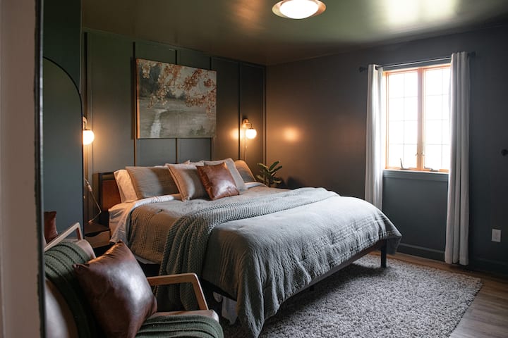 Спалня 2: суперголямо двойно легло, пълен килер, красива гледка към провинцията. 