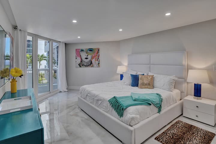 Основен спалня, голямо двойно легло, стрийминг телевизор Roku, самостоятелен балкон, дрешник, самостоятелна баня и тоалетна 