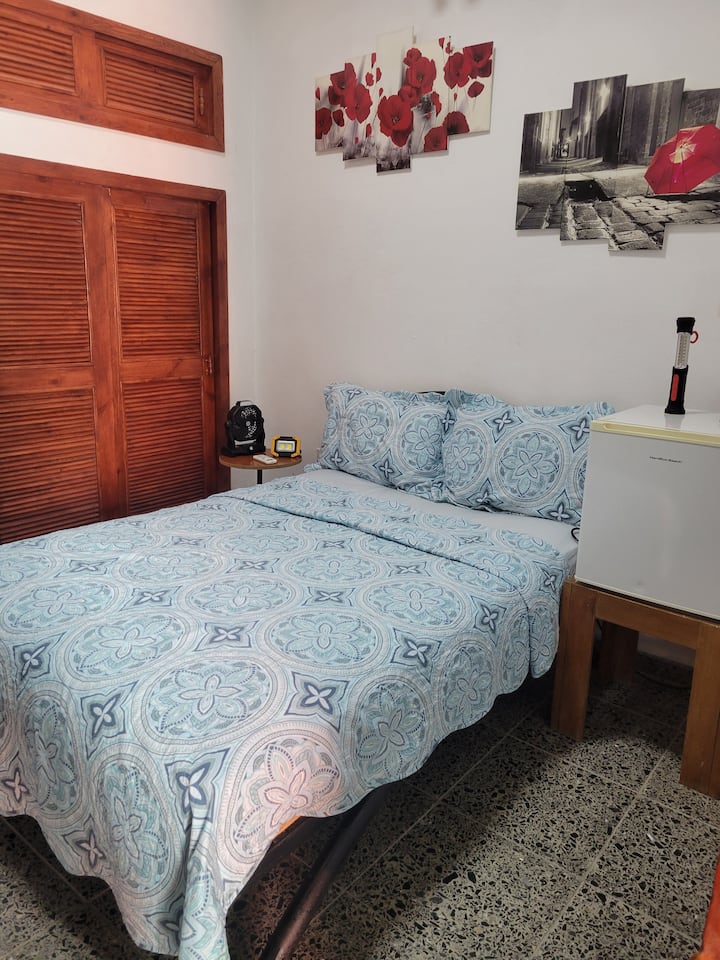 Chumba cha kulala kina  sehemu ya kugawanya ya A.C, haina kelele hata kidogo. Kabati, friji ndogo. iliyo na feni na taa zinazoweza kuchajiwa.