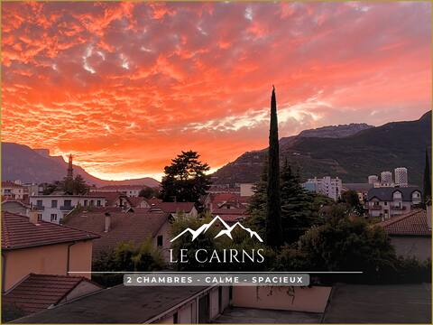 Le Cairns - Bastille & Mountain View