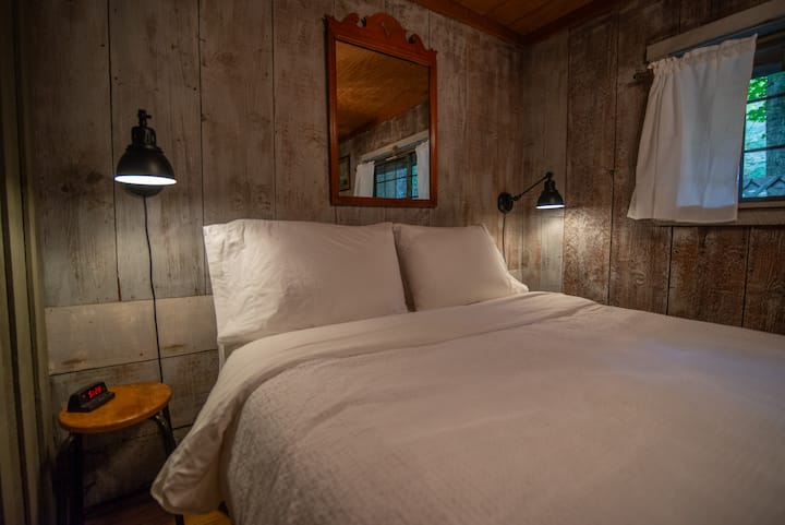 เตียงควีนไซส์พร้อมเครื่องนอนผ้าฝ้าย 100%