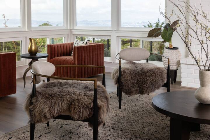 Newly remodeled hilltop home with stunning views gallery image 4