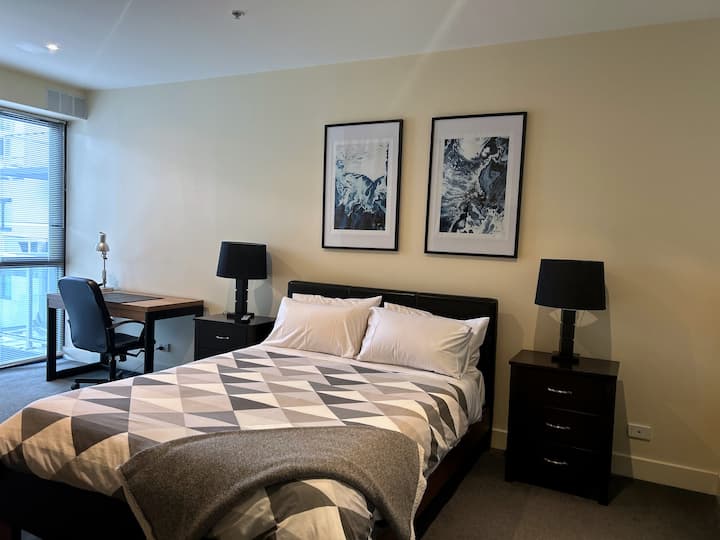 غرفة نوم 1 مع مساحة مكتبية