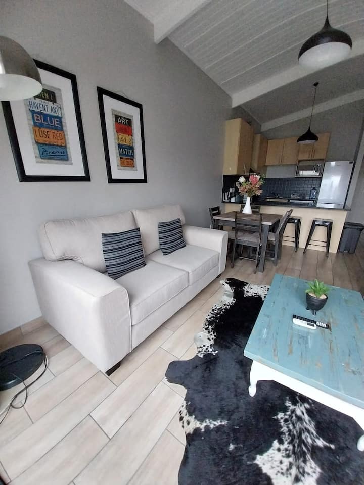 Modern, Comfortable Apt, Perfect Location! - Somerset West