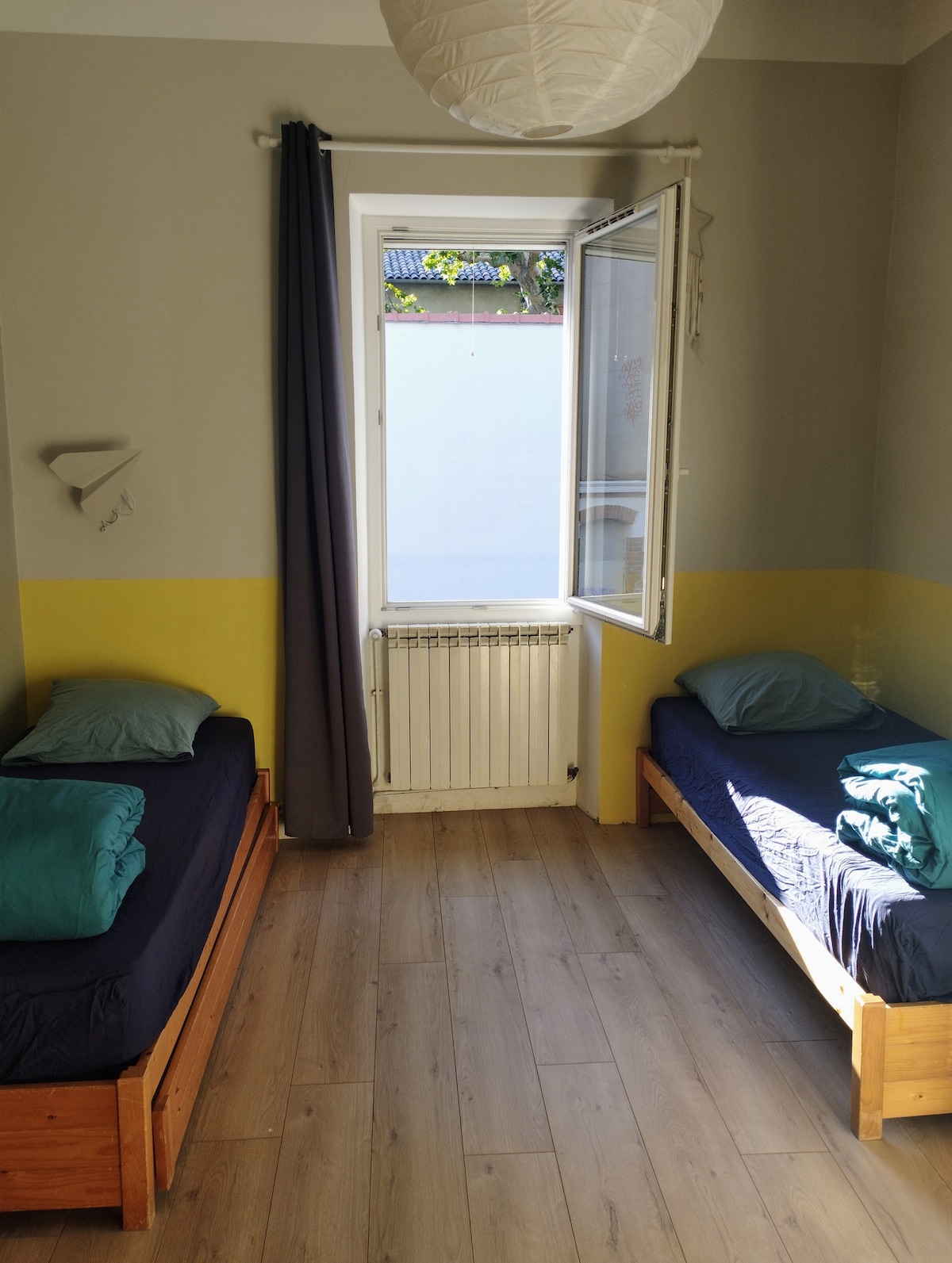 Gran habitación con dos camas de 190 x 90 cm + una cama-cajón de 80 x 190