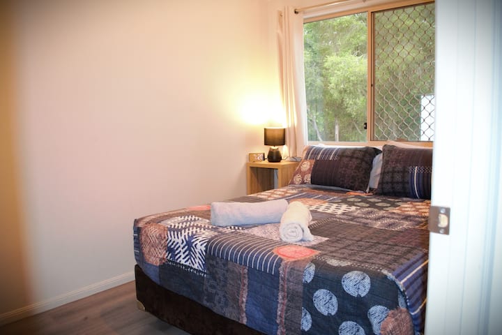 غرفة نوم ثالثة مع سرير بحجم كوين، ومصابيح تعمل باللمس، ومنبه رقمي مع منفذ شحن USB مدمج، وخزانة ملابس مدمجة. مراوح محمولة في كل غرفة نوم. مراوح محمولة، في كل غرفة نوم.