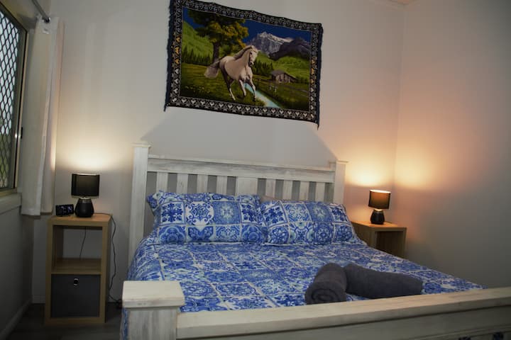 غرفة نوم واسعة رئيسية مع سرير بمقاس كينج ومصابيح تعمل باللمس ومنبه رقمي مع منفذ شحن USB مدمج وخزانة ملابس مدمجة. مراوح محمولة في كل غرفة نوم.