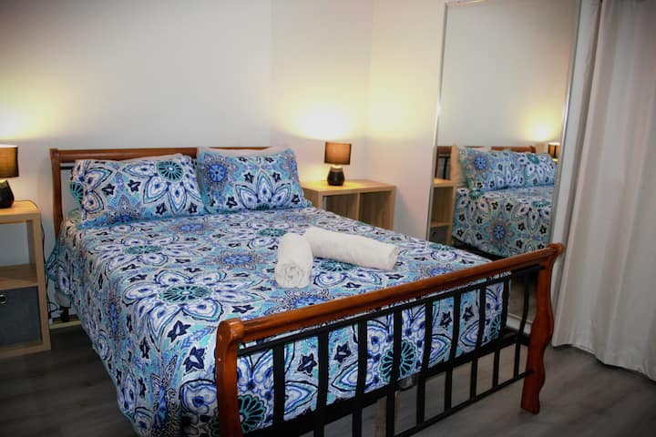 غرفة نوم ثانية واسعة مع سرير بحجم كبير ومصابيح تعمل باللمس ومنبه رقمي مع منفذ شحن USB مدمج وخزانة ملابس مدمجة. مراوح محمولة في كل غرفة نوم