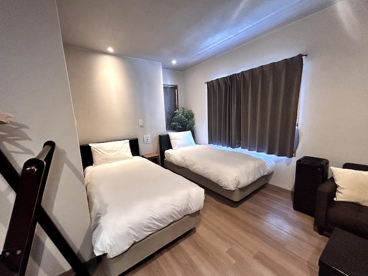 这是一间带两张单人床的双人房。
还有沙发和桌子，可供您放松身心。