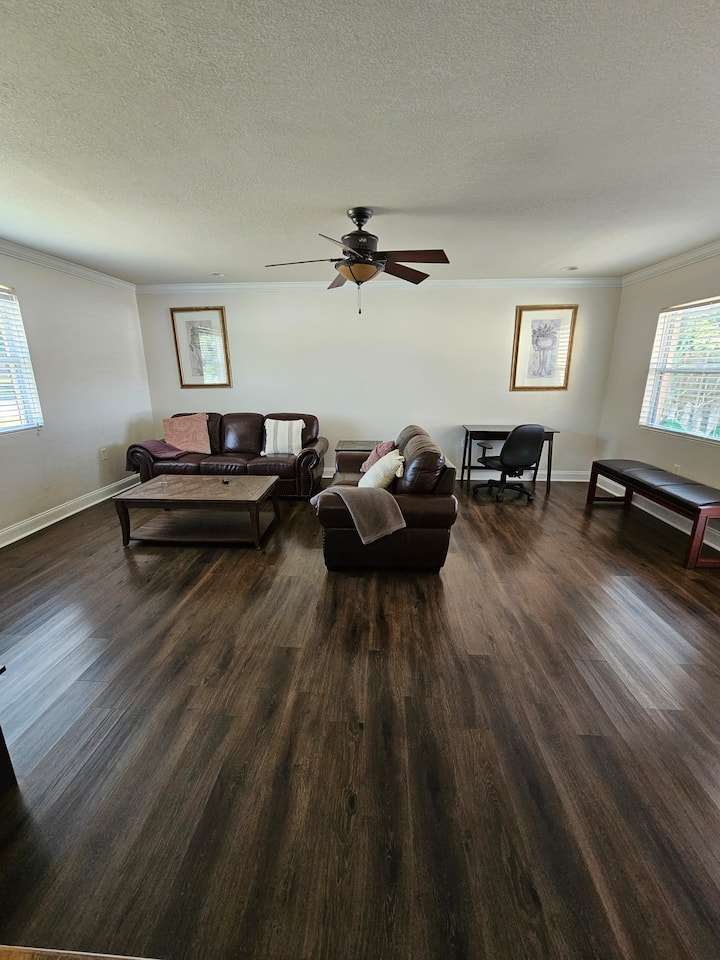Relaxing 3 Bedroom Home With Free Parking & Wi-fi - Altamonte Springs, FL