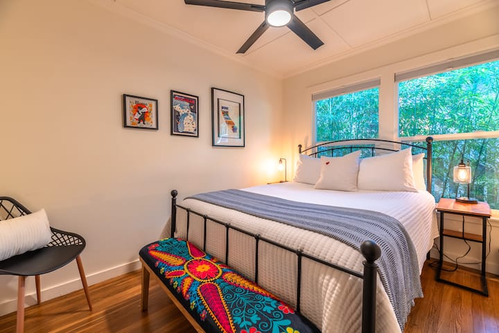 在这张舒适的标准双人床上，伴随着鸟鸣声醒来。