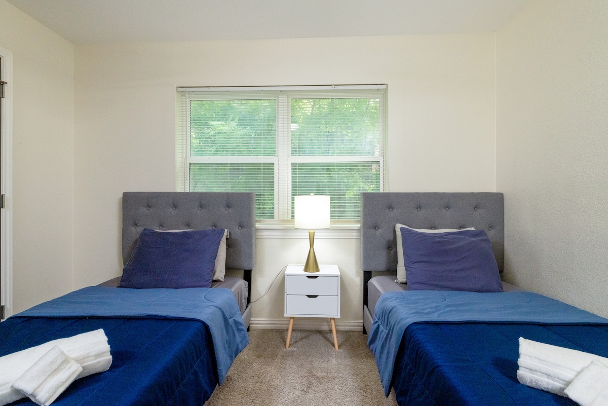 Bedroom 3 - 2 single beds.