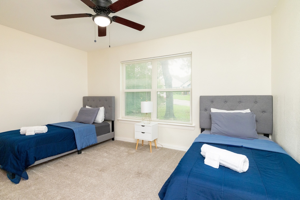 Bedroom 4 - 2 single beds.