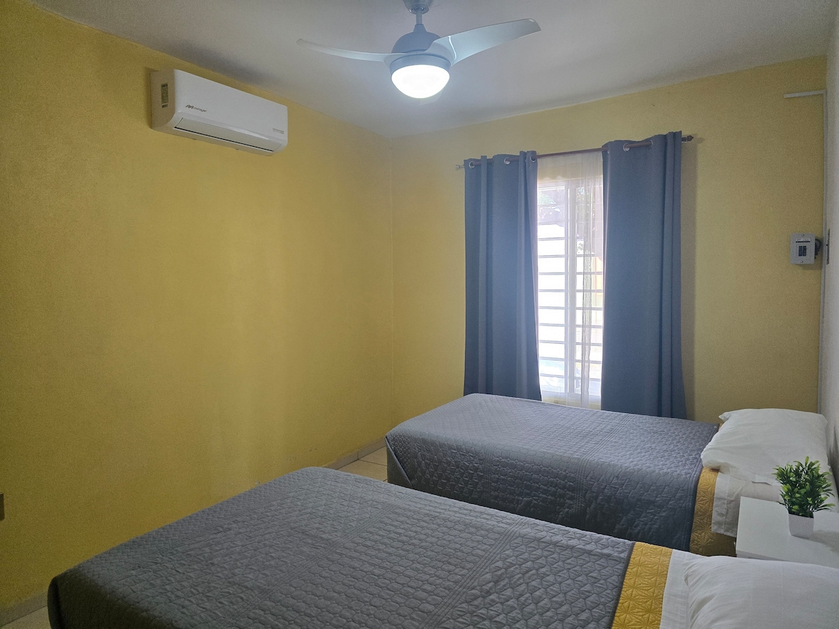 Descansa en la habitación equipada con 2 camas individuales y un ventilador programable. Si lo deseas, la luz del día no te despertará si por la noche cierras las cortinas blackout.
