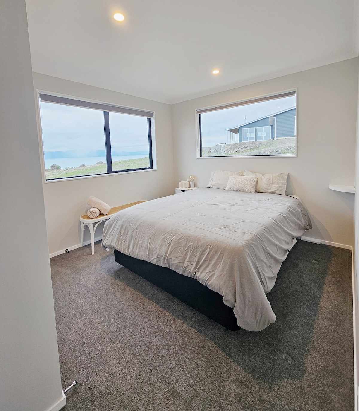 Dhomë gjumi me krevat dopio "Queen" dhe depo për gardërobë