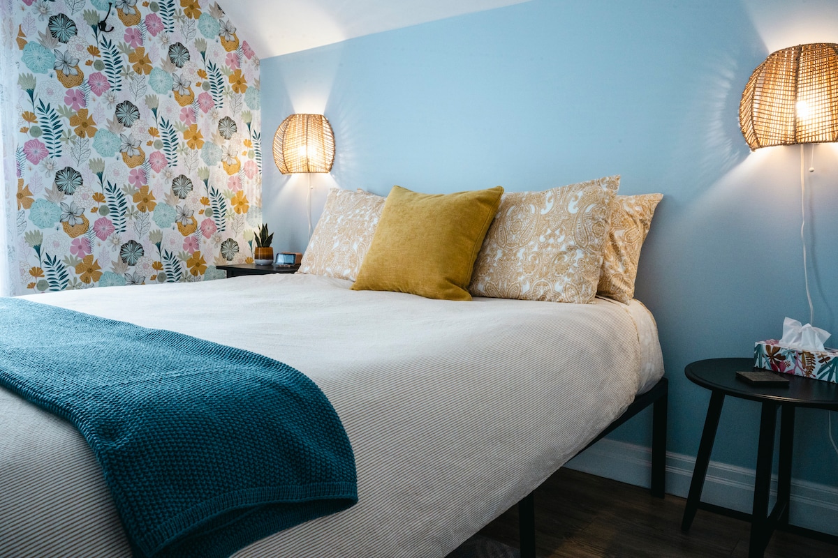 ¡Nuestras habitaciones siempre tienen cubrecolchones, ropa de cama fresca, edredones y mantas para un sueño reparador! Esta habitación tiene una cama tamaño queen con mesitas de noche, espejo, perchas, persianas opacas y portaequipajes.