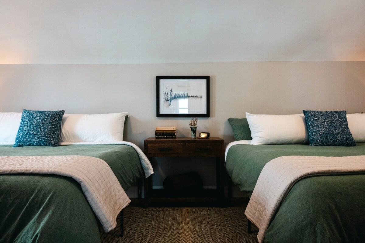 ¡Nuestras habitaciones tienen cubrecolchones, sábanas limpias, edredones y mantas para un sueño reparador! ¡Esta habitación tiene DOS camas tamaño KING! Junto con SMART TV, espejo de cuerpo entero, perchas, persianas opacas, portaequipajes y una cómoda para estadías más largas. 