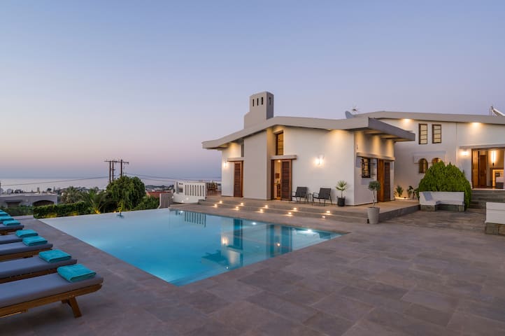 7Br Luxury Villa with Heated Pool & Stunning Views