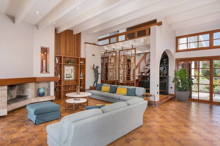 7Br Luxury Villa with Heated Pool & Stunning Views gallery image 4