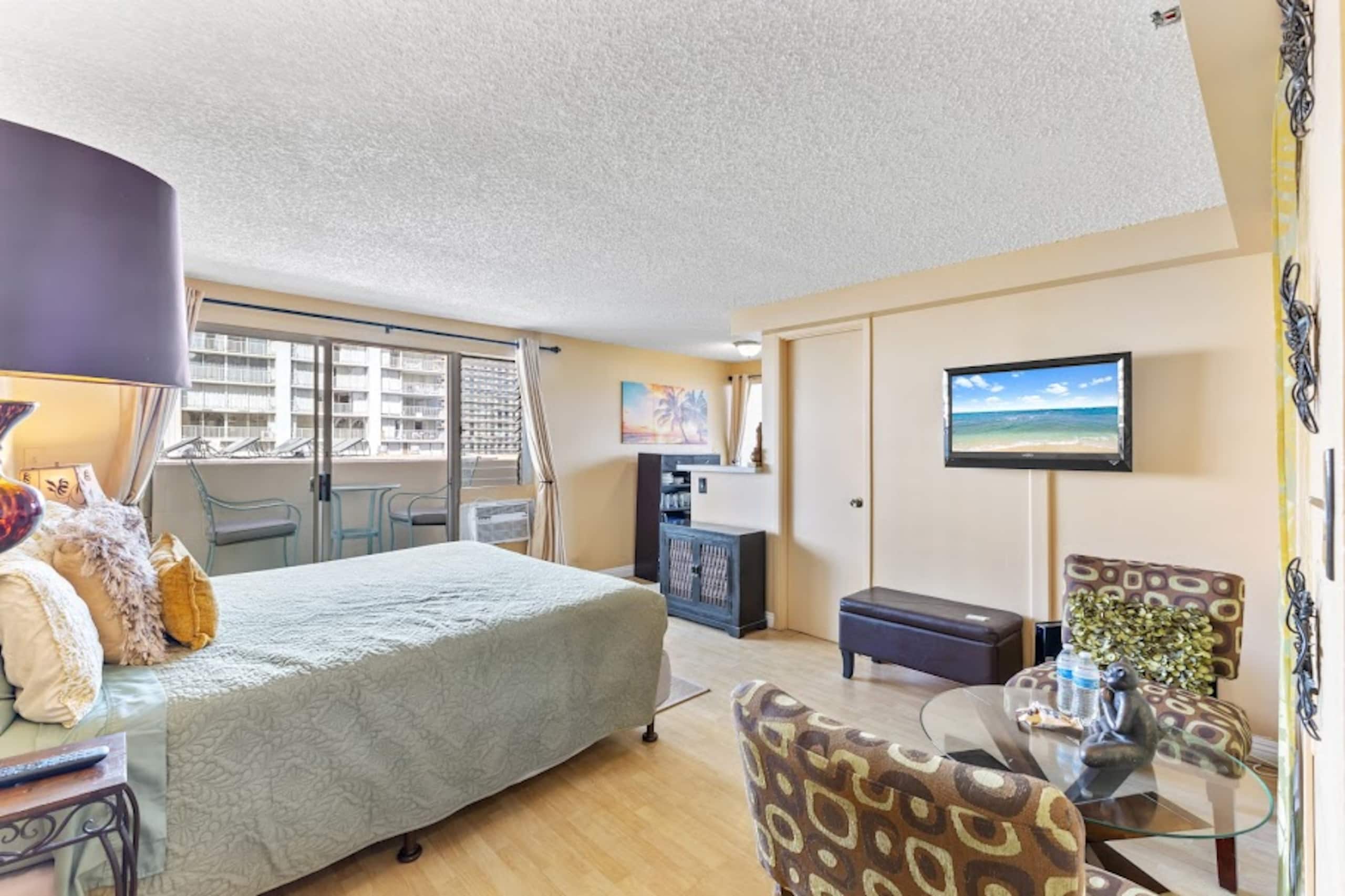 Condo in Honolulu · ★4.61 · Studio · 1 bed · 1 private bath - Image 5