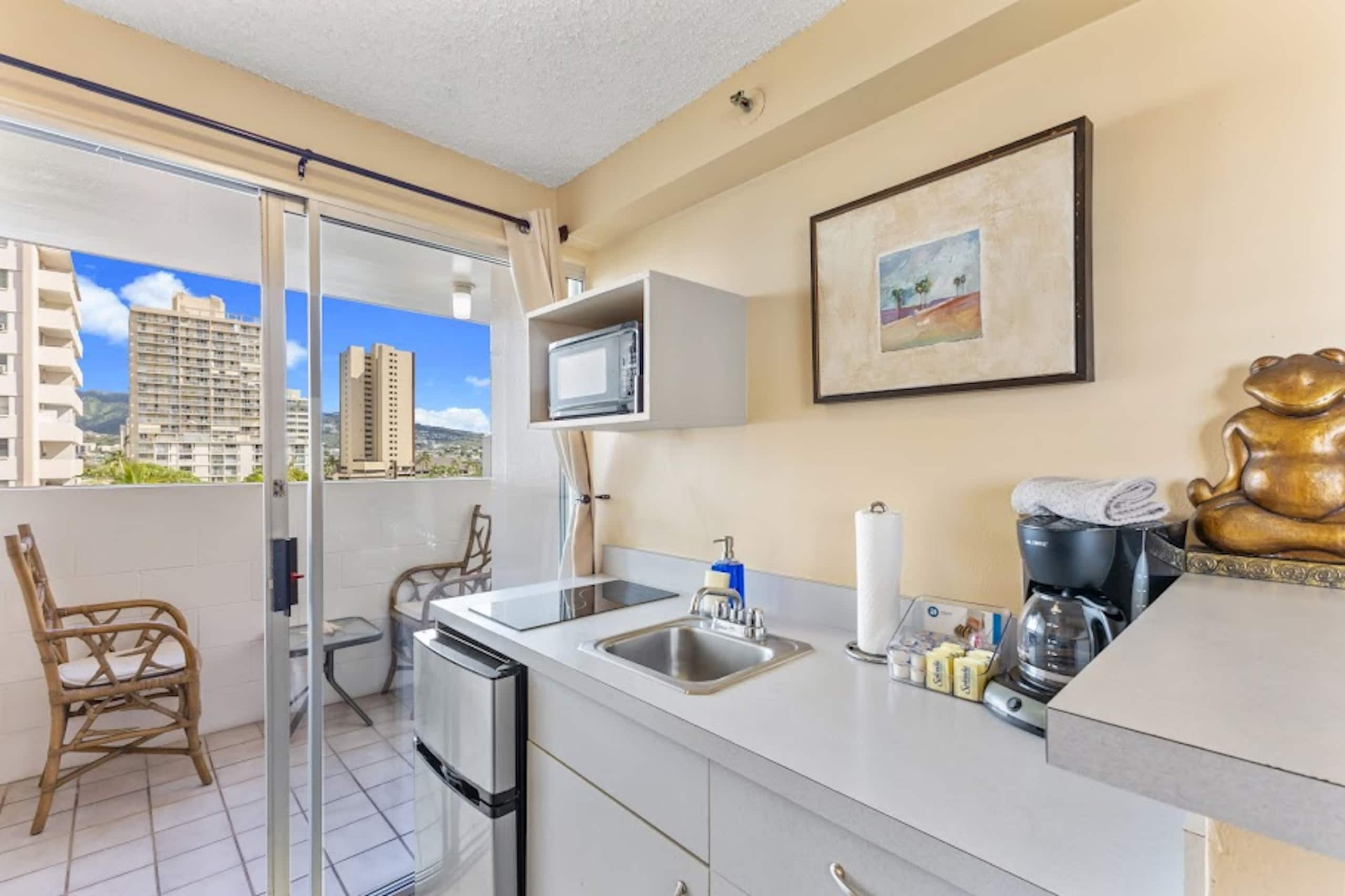 Condo in Honolulu · ★4.61 · Studio · 1 bed · 1 private bath - Image 10