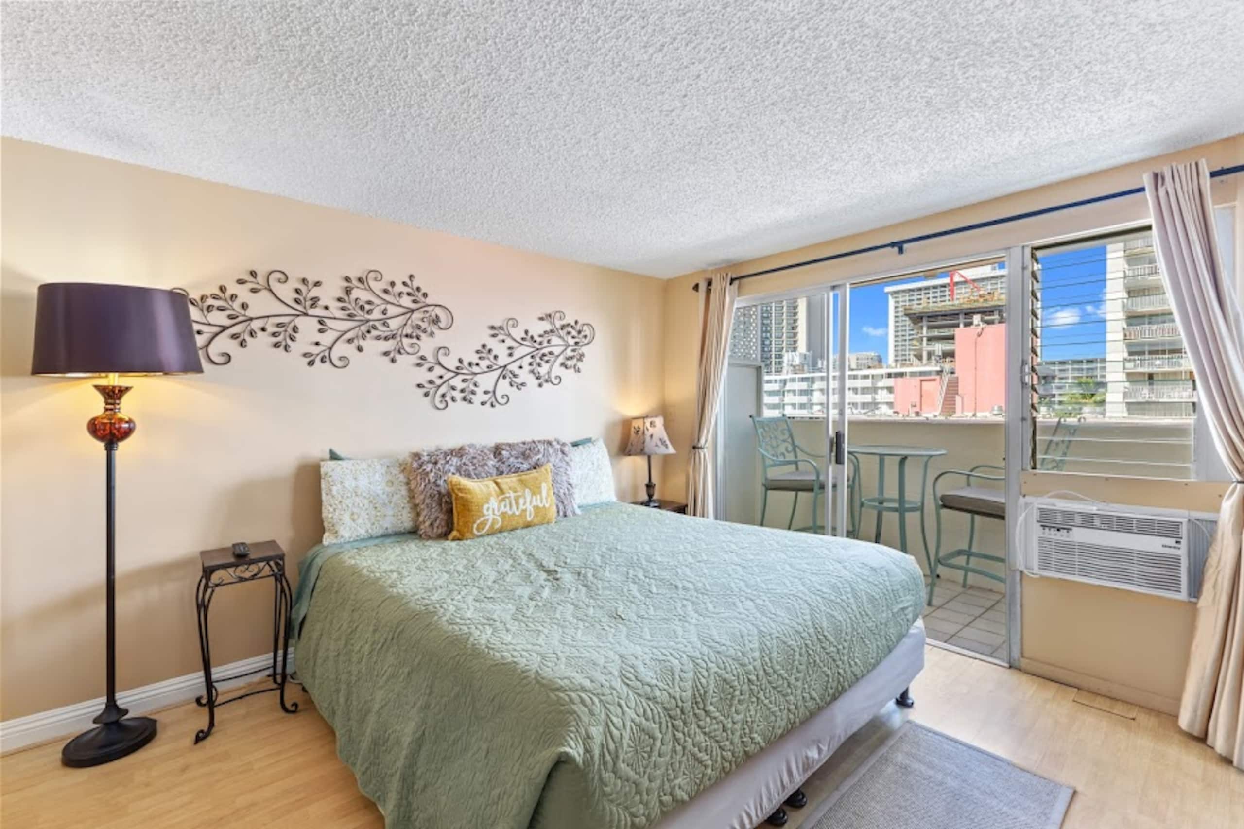 Condo in Honolulu · ★4.61 · Studio · 1 bed · 1 private bath - Image 4