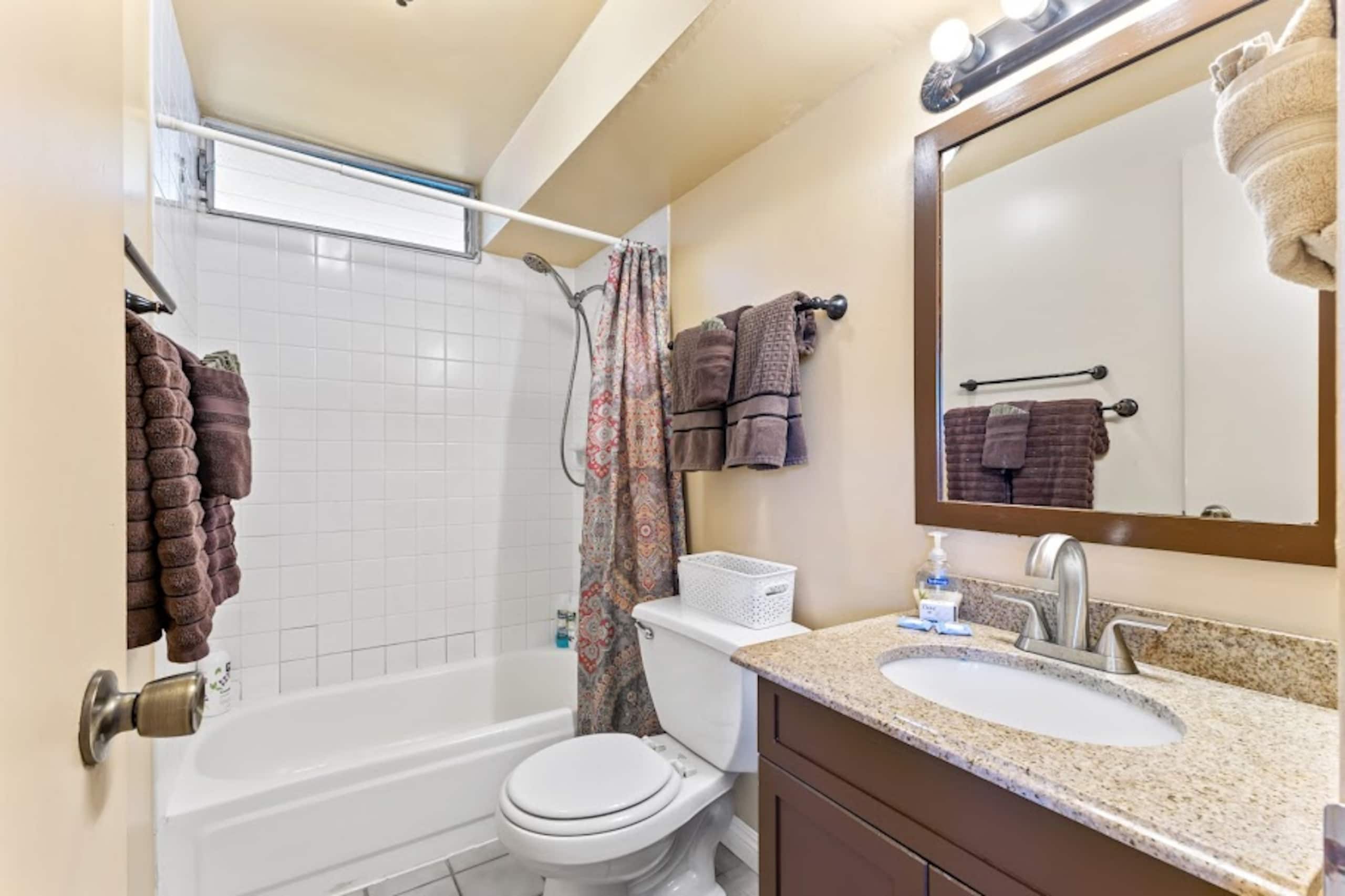 Condo in Honolulu · ★4.61 · Studio · 1 bed · 1 private bath - Image 12