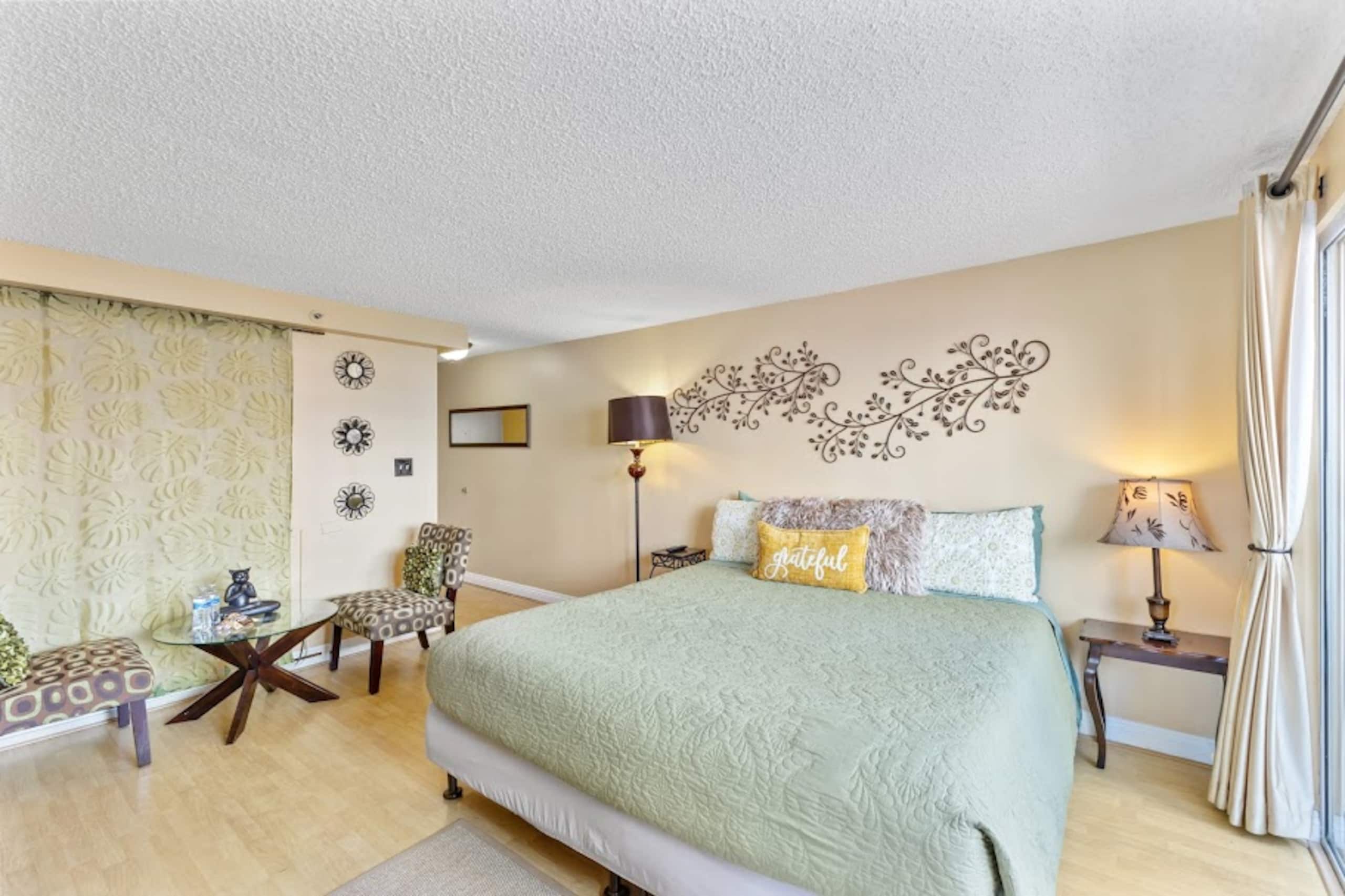Condo in Honolulu · ★4.61 · Studio · 1 bed · 1 private bath - Image 7