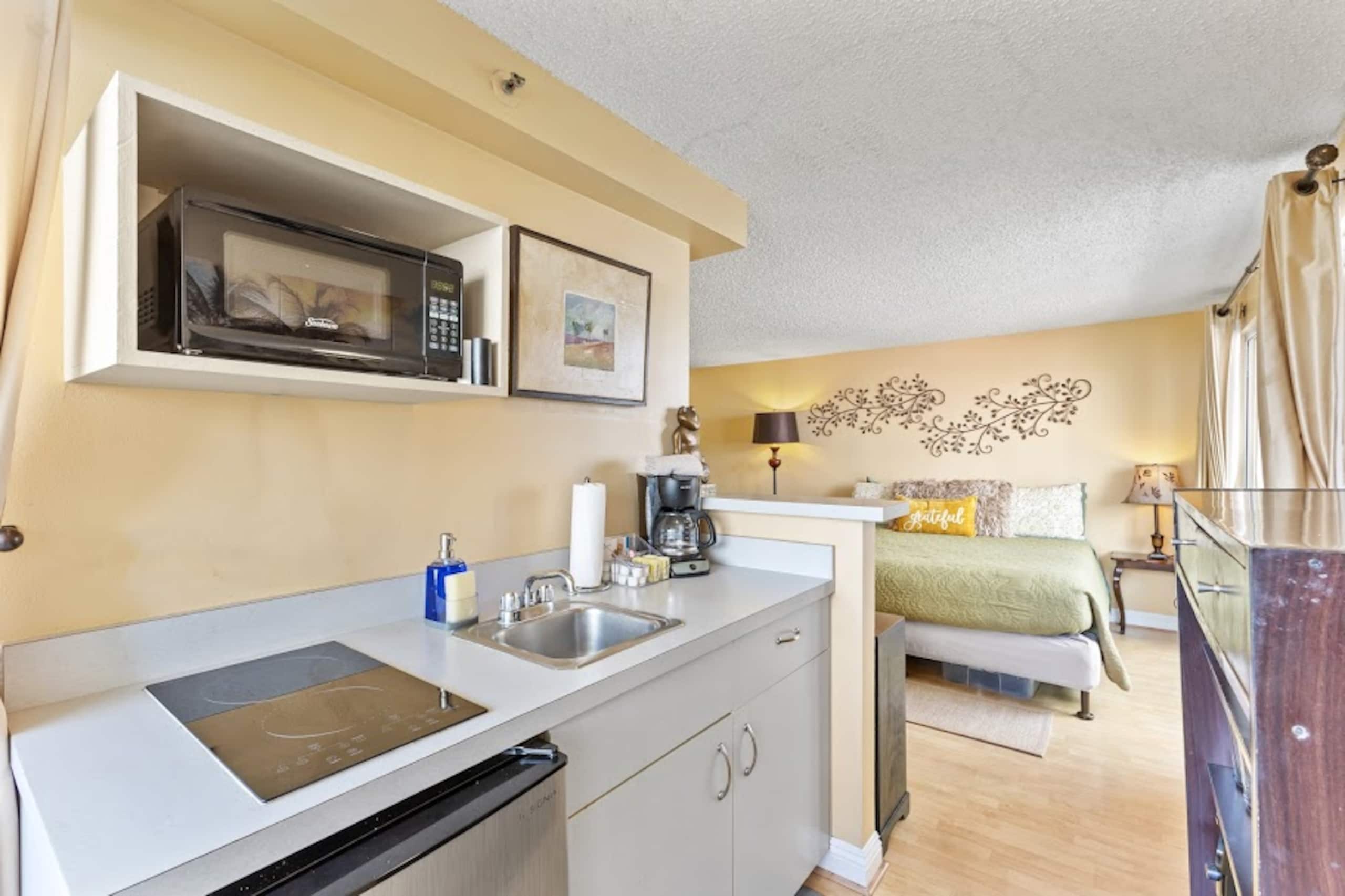 Condo in Honolulu · ★4.61 · Studio · 1 bed · 1 private bath - Image 11