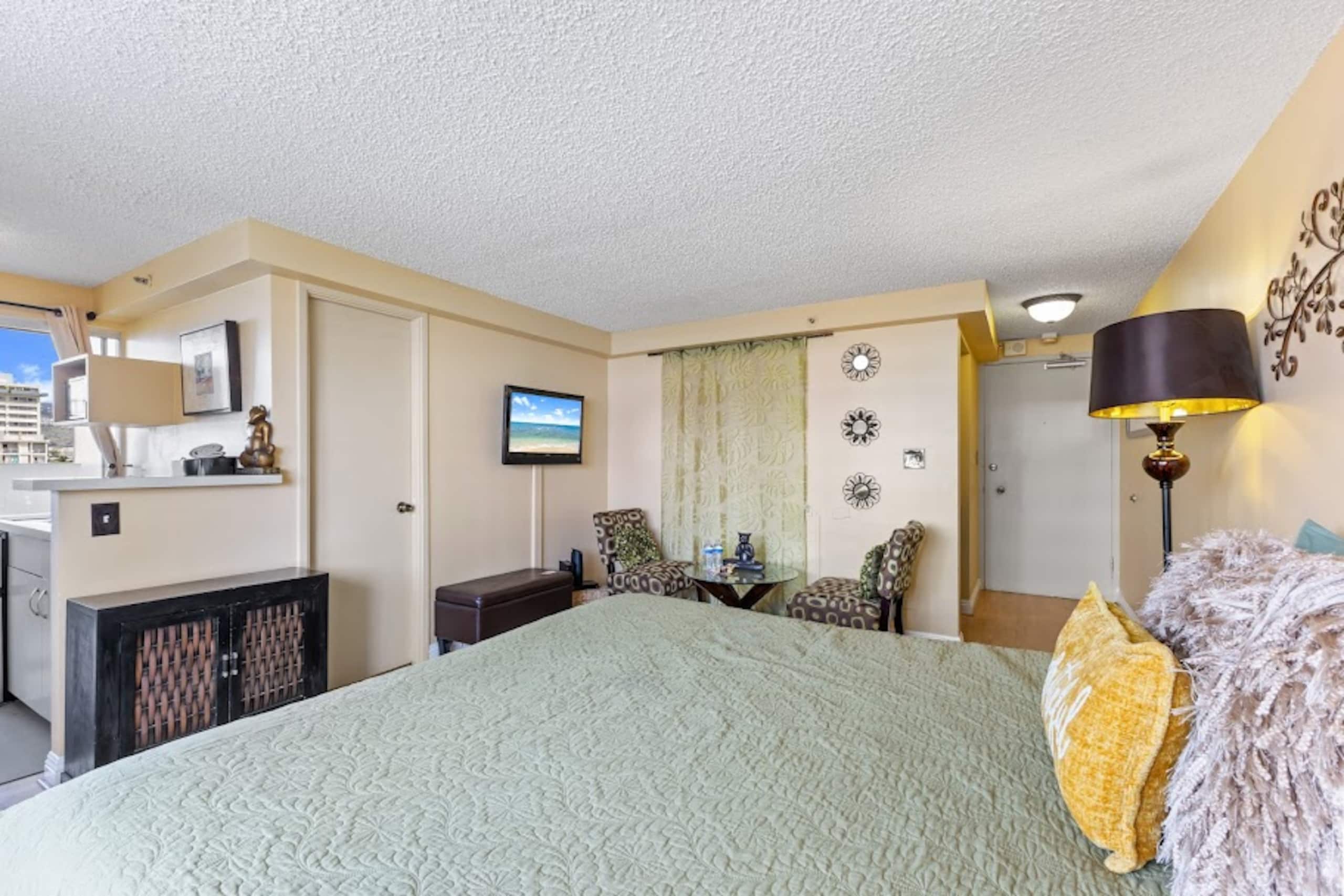 Condo in Honolulu · ★4.61 · Studio · 1 bed · 1 private bath - Image 3