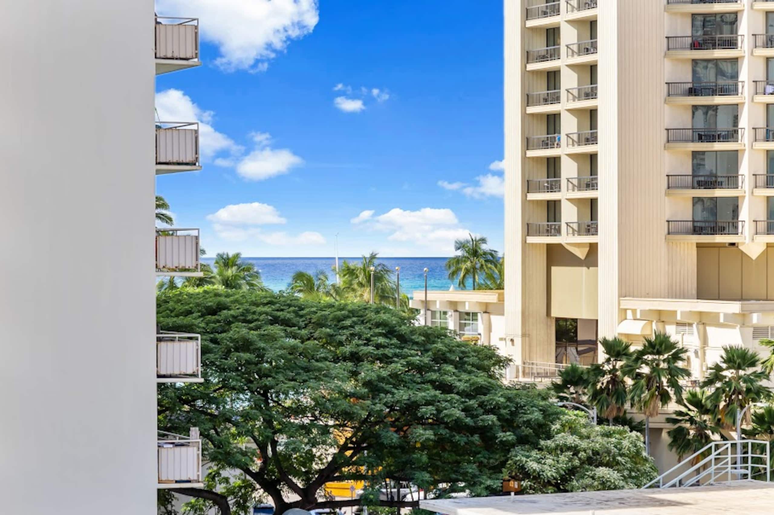 Condo in Honolulu · ★4.61 · Studio · 1 bed · 1 private bath - Image 14