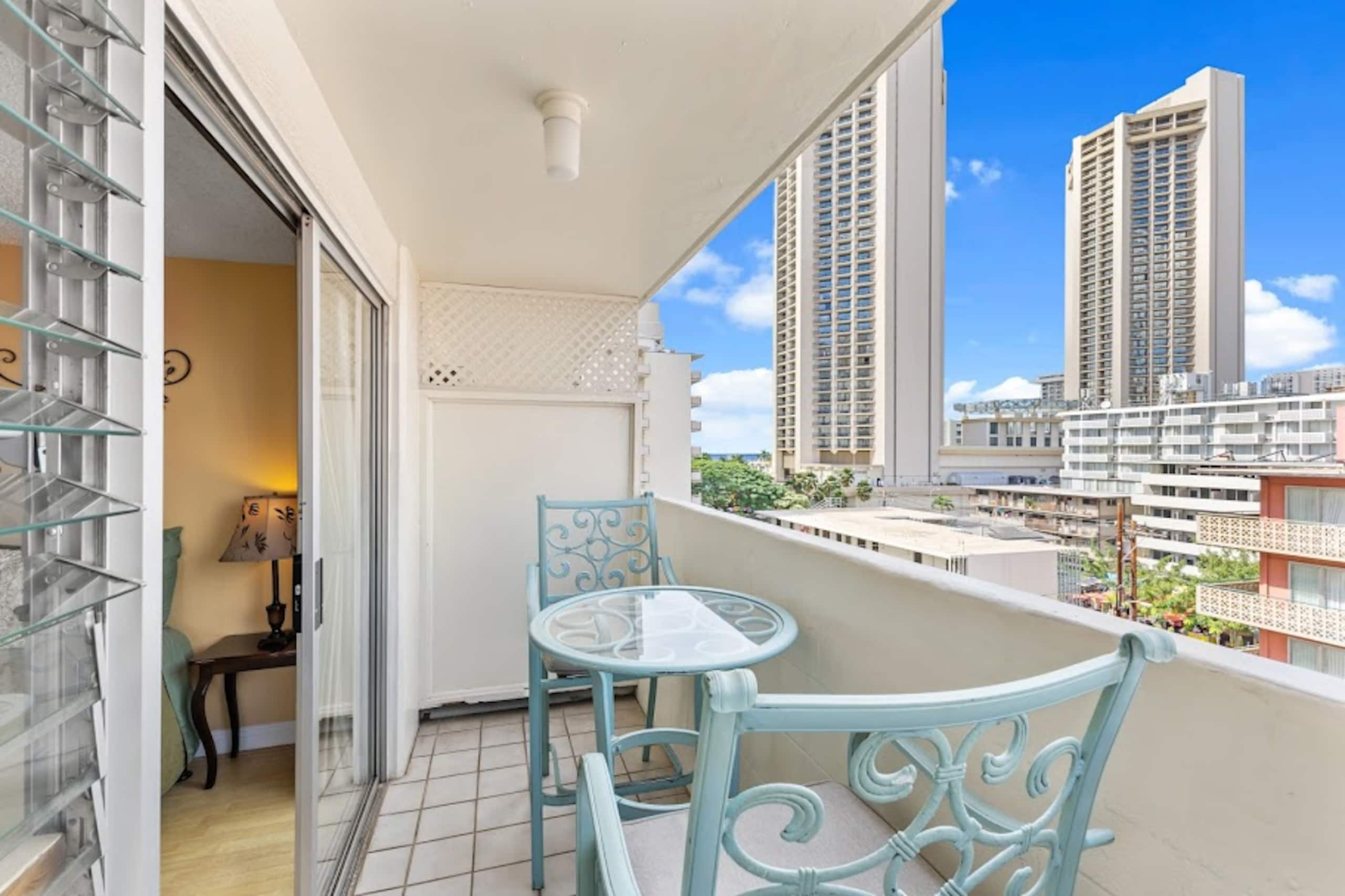 Condo in Honolulu · ★4.61 · Studio · 1 bed · 1 private bath - Image 13