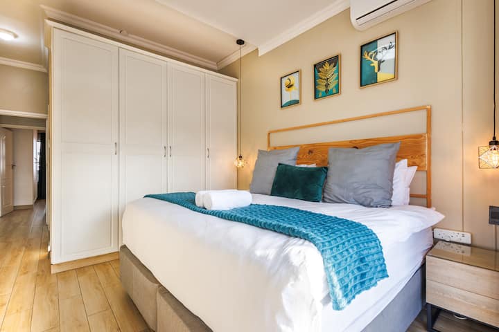 卧室配备空调，采用柔和的绿色装饰，自然风格的艺术品，以及充足的储物空间，明亮、现代化、舒适。