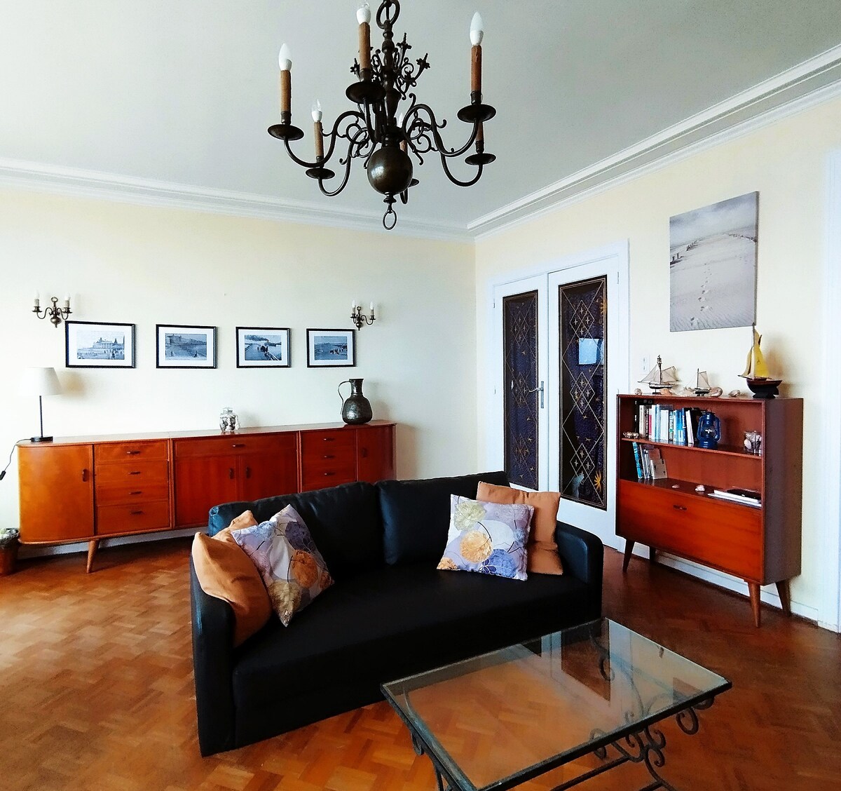 Jedáleň v obývačke: pohovka a kreslo, dostatok úložného priestoru