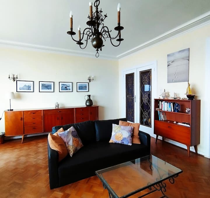 Трапезарията във всекидневната: диван и фотьойл, достатъчно място за съхранение