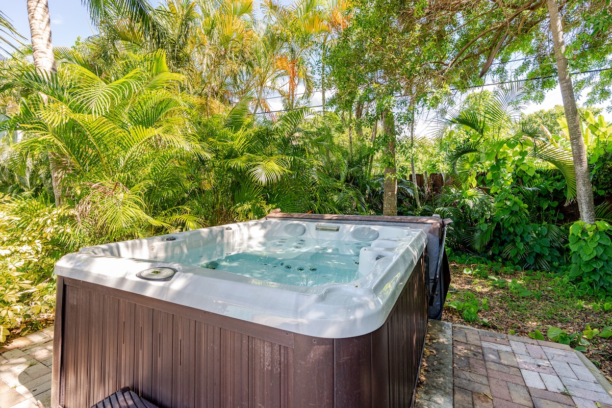 Luxury 5 Bedroom Art Villa, Heated Pool, Hot tub - Houses for Rent in ...